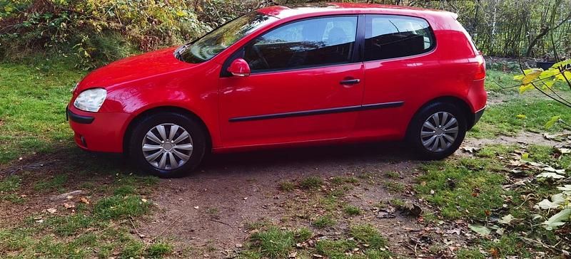 Rot Gebraucht 2004 VW Golf V Kleinwagen | 2.290 € (Fairer Preis) - Bild 1/4