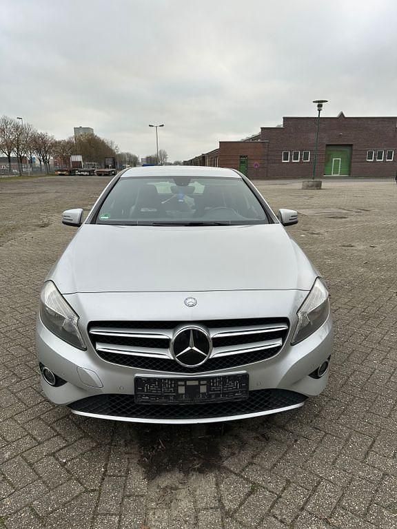Grau Gebraucht 2012 Mercedes A180 Limousine | 9.900 € (Fairer Preis) - Bild 1/4