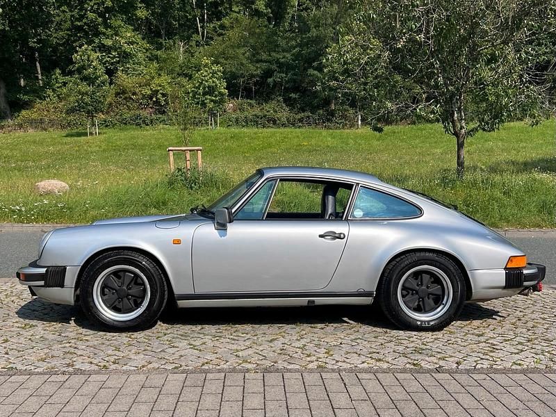 Silber Gebraucht 1986 Porsche 911 Carrera Coupé | 65.000 € - Bild 1/4