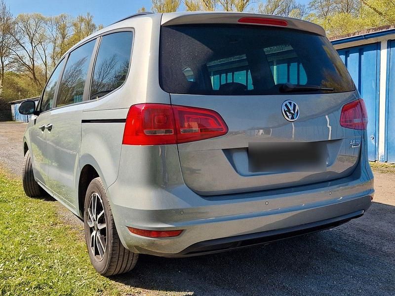 Second-hand VW Sharan 140 CP (102 kW) 2015 Gri Monovolum