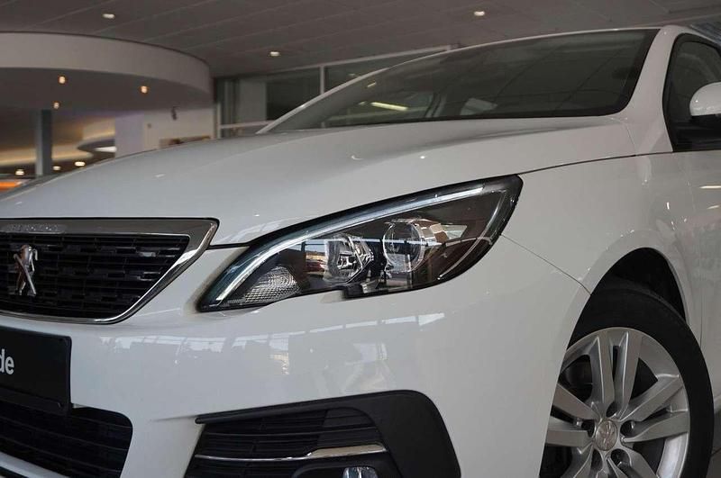 Gebraucht Peugeot 308 Active 149 PS (109 kW) 2021 Blanc banquise Limousine