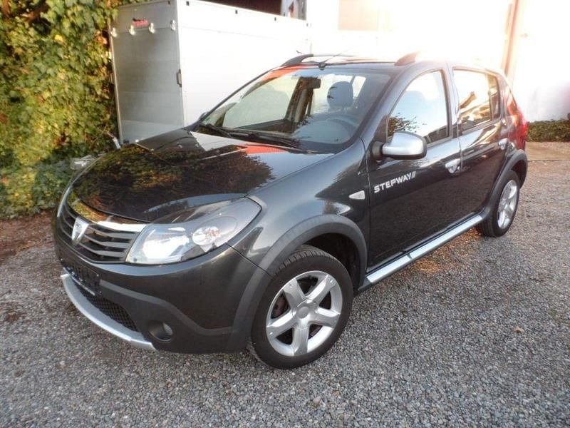 Grau Gebraucht 2011 Dacia Sandero Stepway Limousine | 4.990 € - Bild 1/4