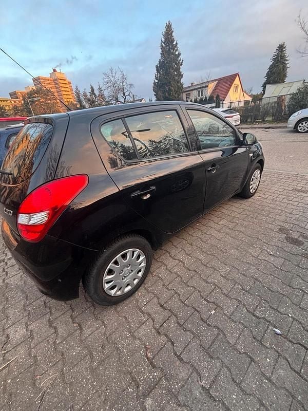 Gebraucht Hyundai i20 78 PS (57 kW) 2011 Schwarz Kleinwagen