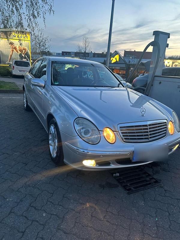 Gebraucht Mercedes E220 150 PS (110 kW) 2003 Silber Limousine