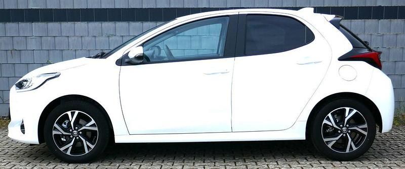 Neu Toyota Yaris Hybrid Style 92 PS (67 kW) 2025 Weiß Limousine