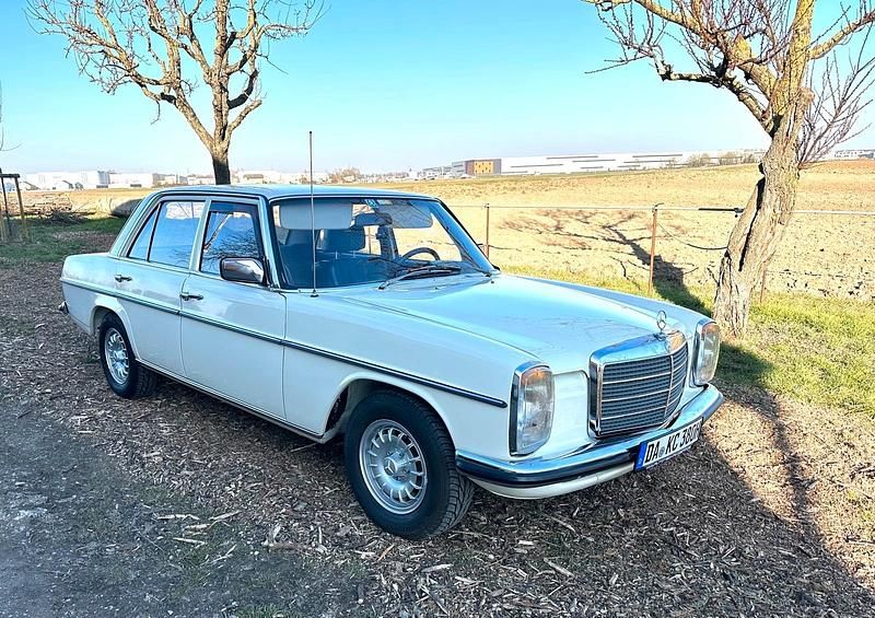 Gebraucht Mercedes 200 55 PS (40 kW) 1975 Weiß Limousine