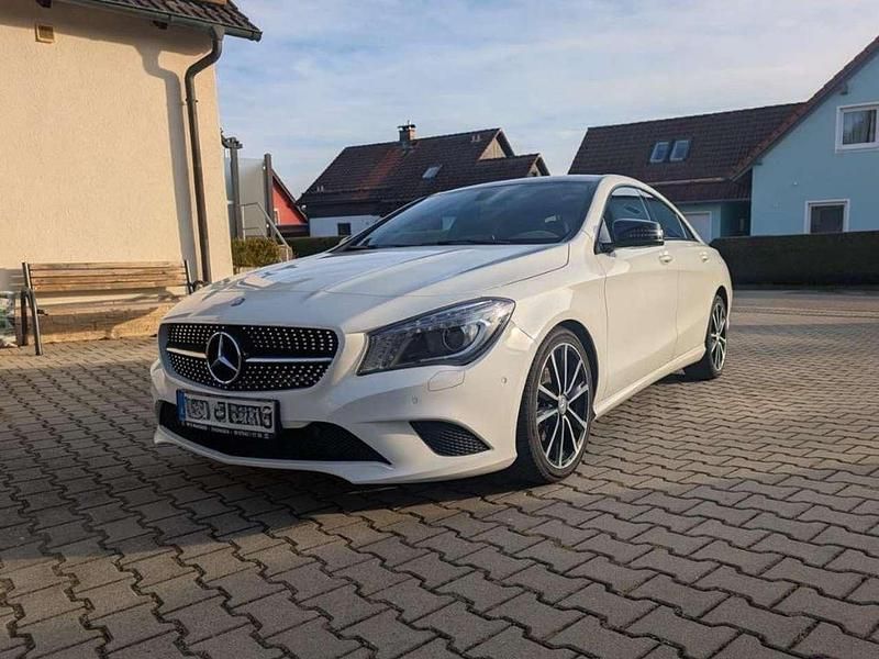 Weiß Gebraucht 2015 Mercedes CLA180 Limousine | 15.500 € (Fairer Preis) - Bild 1/4