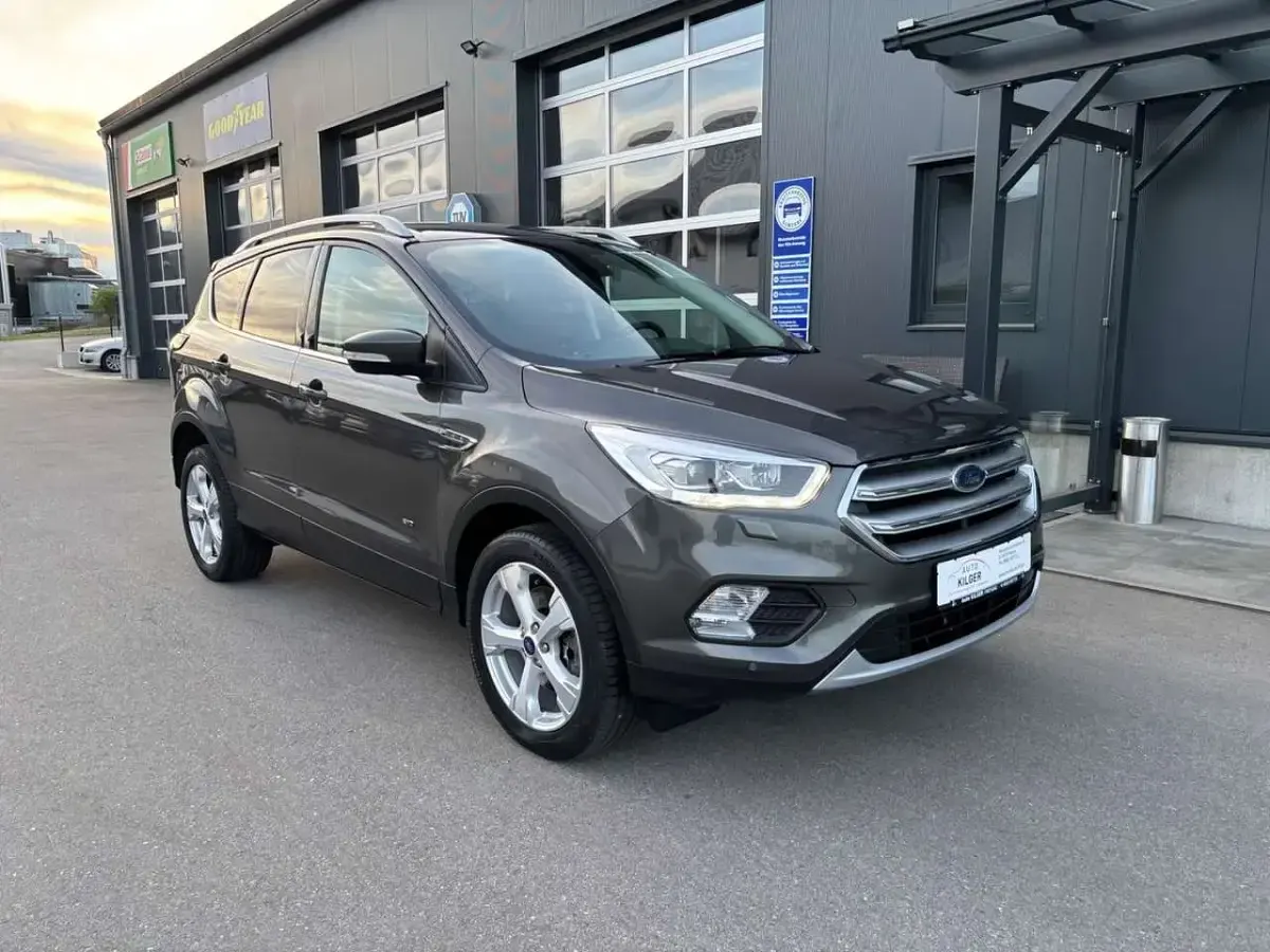 Usado Ford Kuga Titanium 179 HP (131 kW) 2018 Cinzento SUV