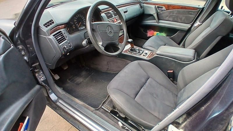 Gebraucht Mercedes E200 Elegance 136 PS (100 kW) 1997 Schwarz Limousine