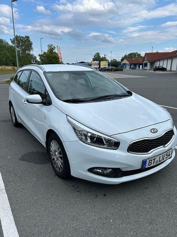 Weiß Gebraucht 2014 Kia Ceed Sportswagon 2 Kombi | 5.999 € (Guter Preis) - Bild 1/4