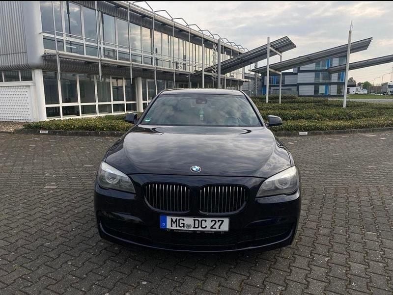 Blau Gebraucht 2010 BMW 730 M Sport Limousine | 13.800 € (Fairer Preis) - Bild 1/4