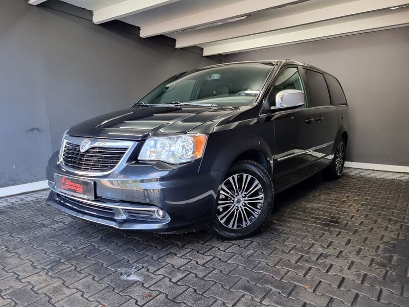 Schwarz Gebraucht 2015 Lancia Voyager S Van / Kleinbus | 16.990 € (Fairer Preis) - Bild 1/4