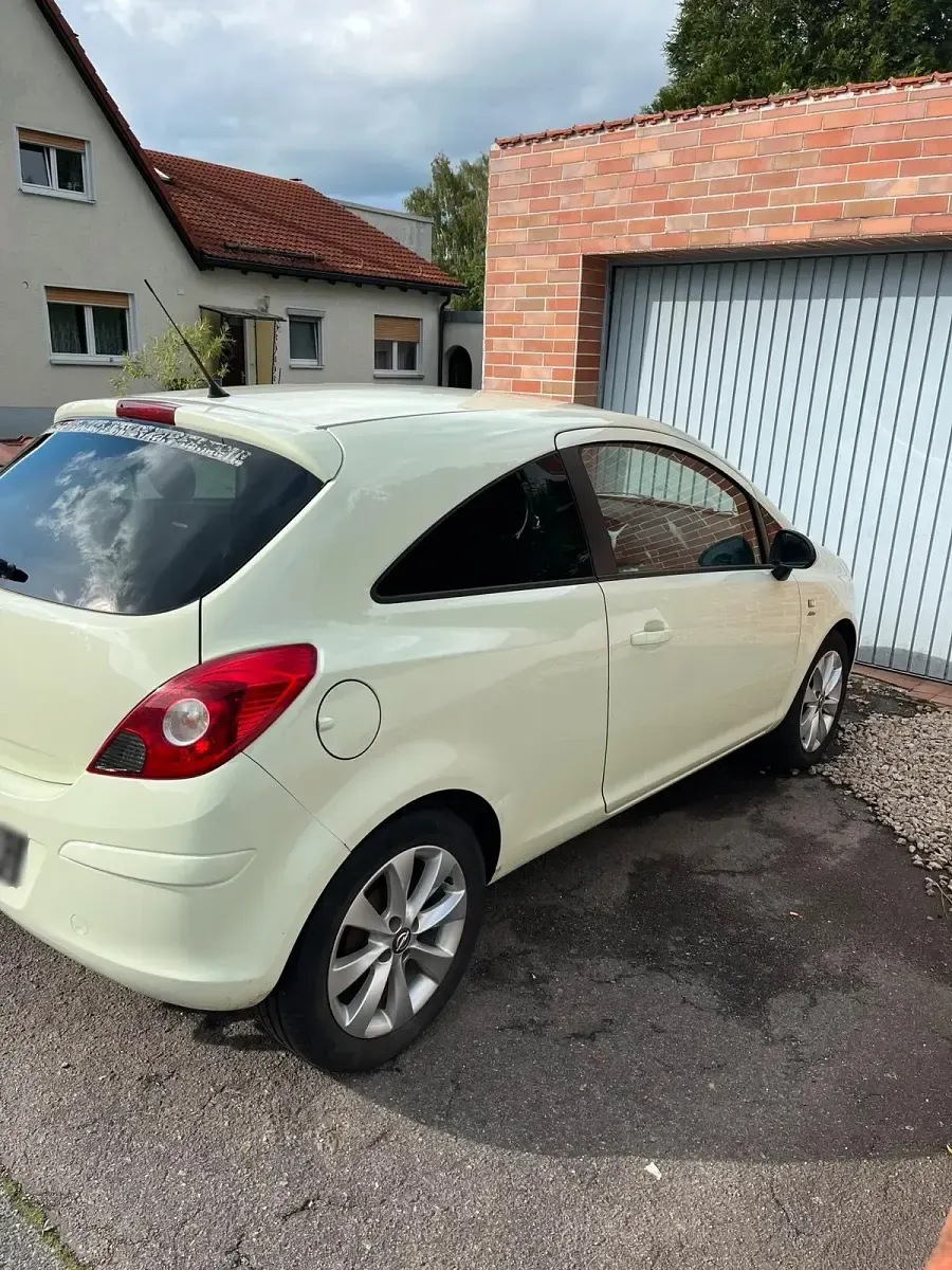 Gebraucht Opel Corsa 101 PS (74 kW) 2013 Gelb Kleinwagen