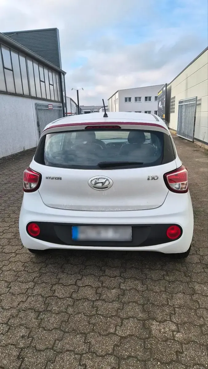 Gebraucht Hyundai i10 69 PS (50 kW) 2015 Weiß Kleinwagen