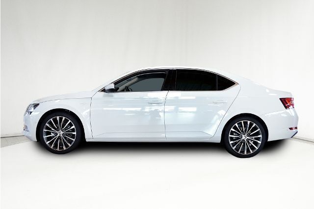 Gebraucht Skoda Superb LAURIN & KLEMENT 220 PS (161 kW) 2016 Weiß metallic Limousine