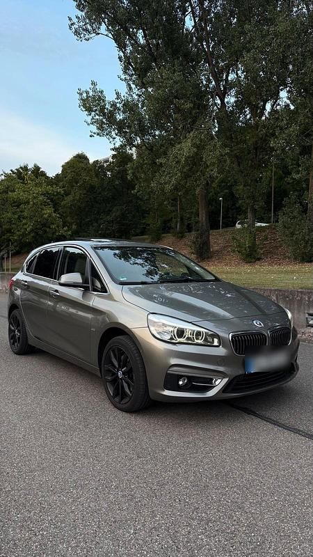 Gold Gebraucht 2017 BMW 220 Active Tourer Luxury Line Van / Kleinbus | 15.800 € (Fairer Preis) - Bild 1/4