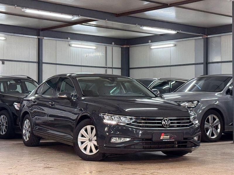 Grau Gebraucht 2021 VW Passat Business Limousine | 18.490 € (Fairer Preis) - Bild 1/4