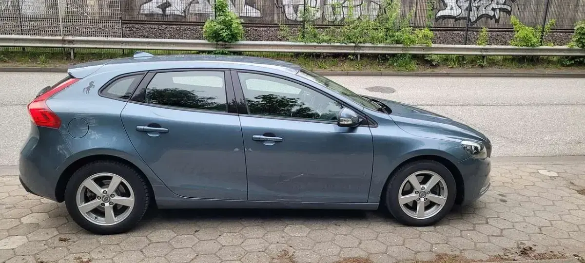 Gebraucht Volvo V40 120 PS (88 kW) 2014 Blau Limousine