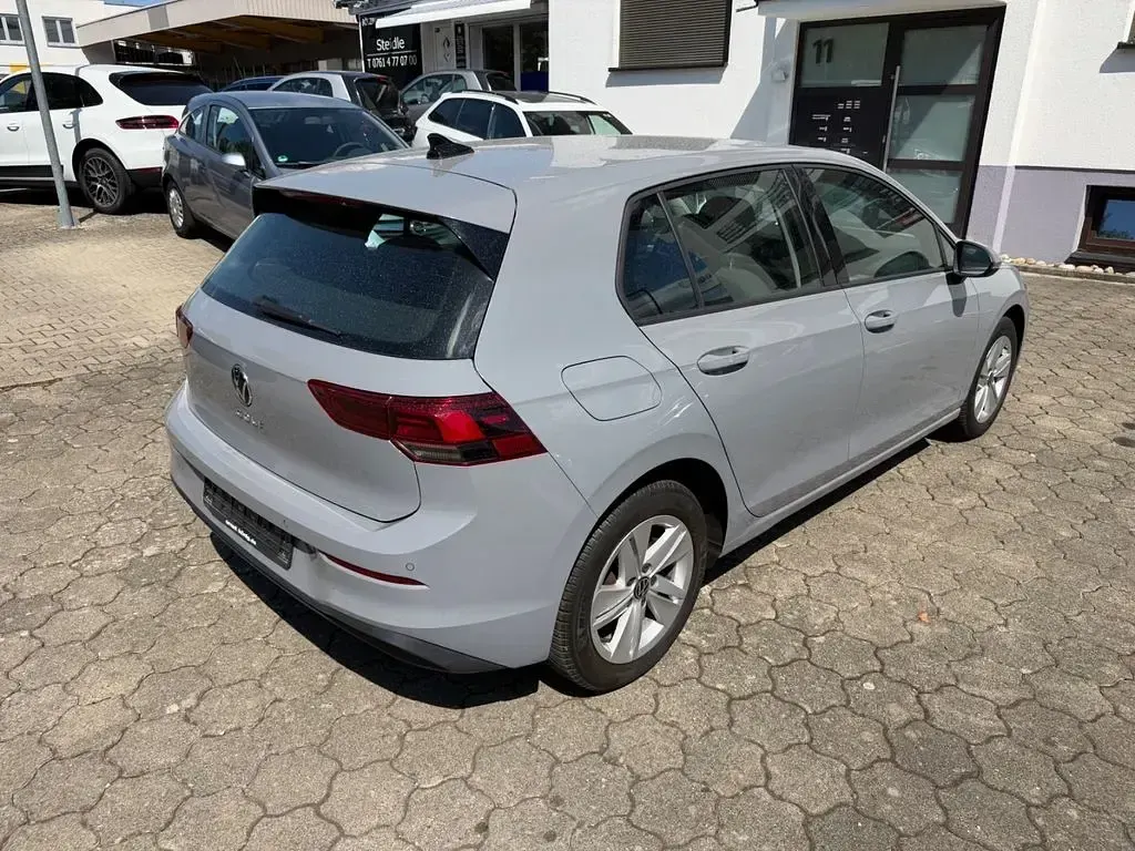Gebraucht VW Golf VIII Life 90 PS (66 kW) 2022 Grau Limousine