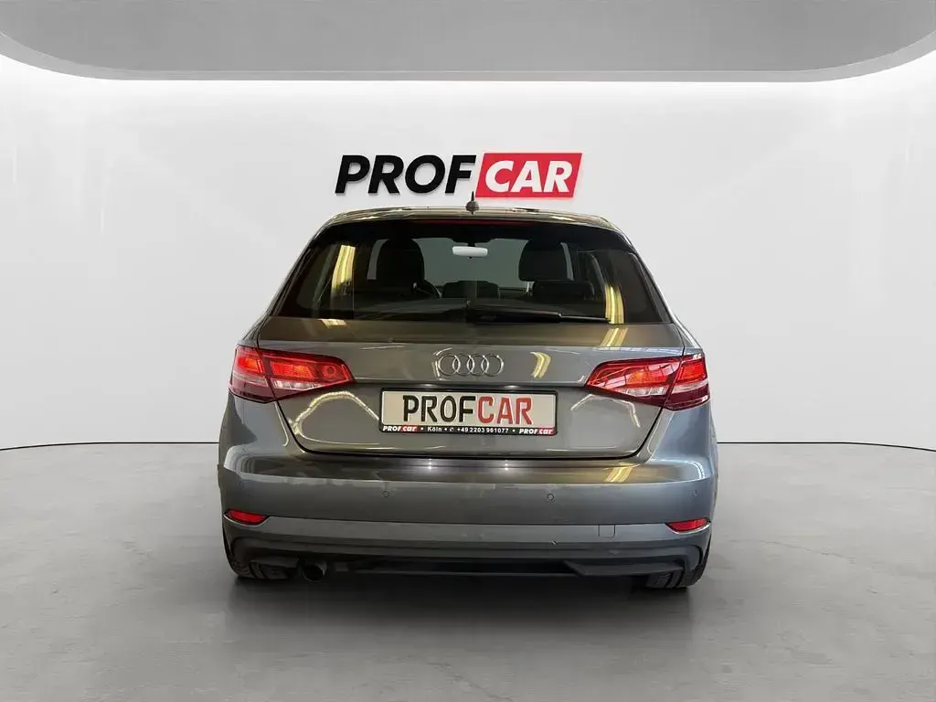 Gebraucht Audi A3 Sport 116 PS (85 kW) 2018 Grau Limousine