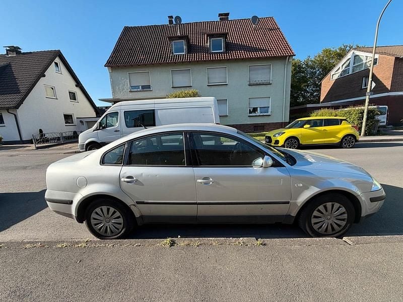 Usata VW Passat 101 CV (74 kW) 2001 Argento Berlina
