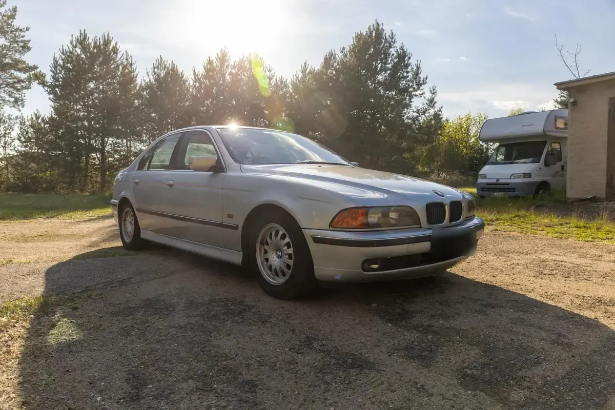 Käytetty BMW 523 170 HP (125 kW) 2000 Hopea Sedan