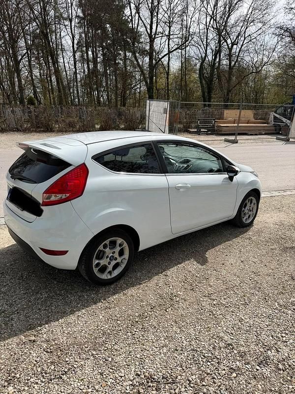 Gebraucht Ford Fiesta 95 PS (69 kW) 2012 Weiß Kleinwagen