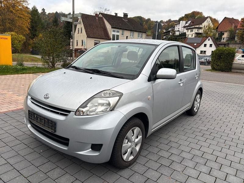 Silber Gebraucht 2009 Daihatsu Sirion Kleinwagen | 2.500 € (Fairer Preis) - Bild 1/4