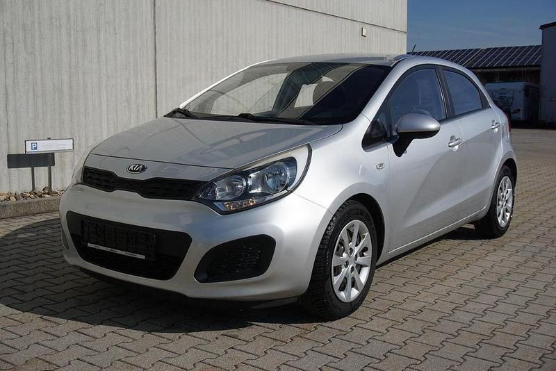 Gebraucht Kia Rio 86 PS (63 kW) 2014 (3d) bright silver Limousine