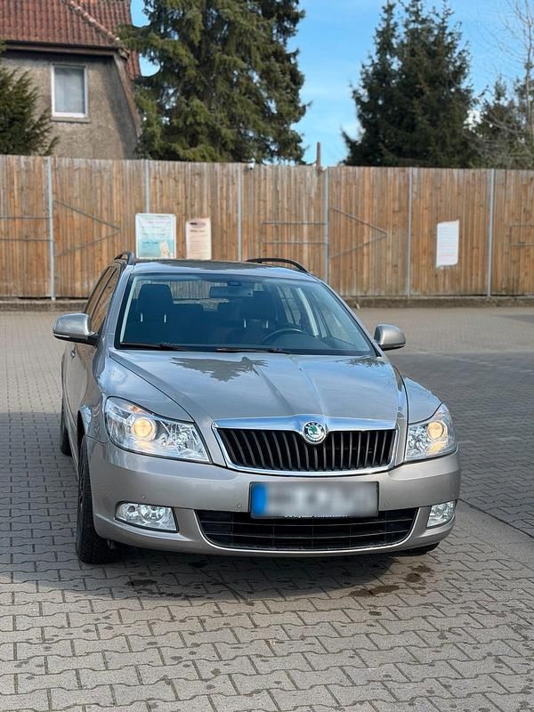 Gebraucht Skoda Octavia 106 PS (77 kW) 2011 Silber Kombi