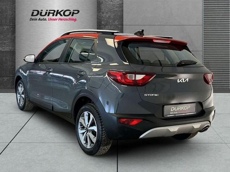 Gebraucht Kia Stonic Vision 101 PS (74 kW) 2023 (apx) perennialgrau met./orang (metallic) SUV
