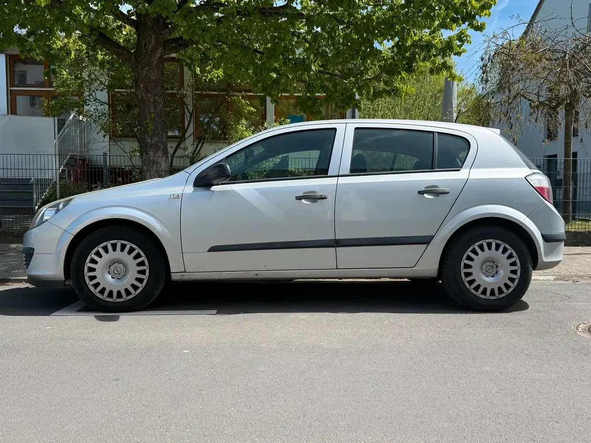 Używany Opel Astra 95 KM (69 kW) 2004 Srebrny Sedan/Limuzyna