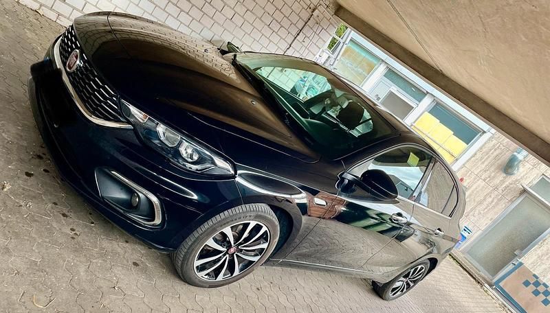 Schwarz Gebraucht 2016 Fiat Tipo Limousine | 9.900 € - Bild 1/4