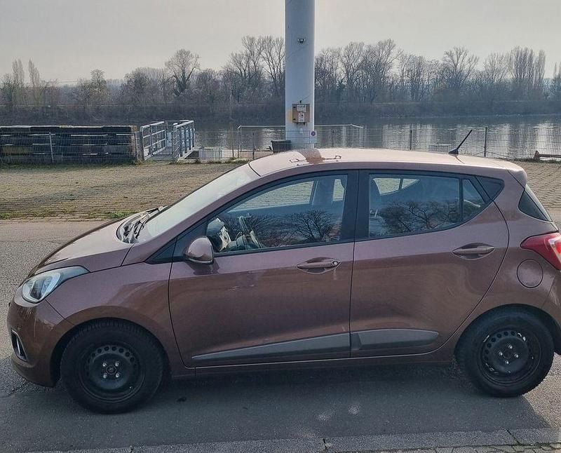 Gebraucht Hyundai i10 YES! 67 PS (49 kW) 2015 Braun Kleinwagen