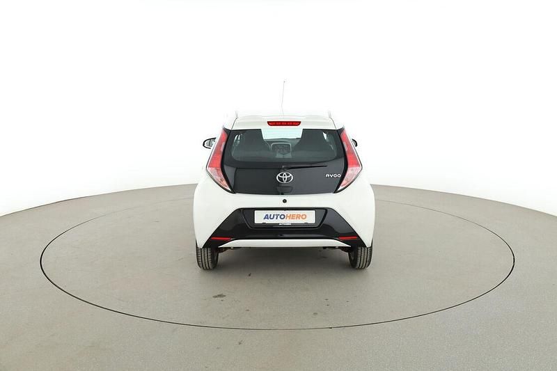 Gebraucht Toyota Aygo X-play 69 PS (50 kW) 2015 Weiß Kleinwagen