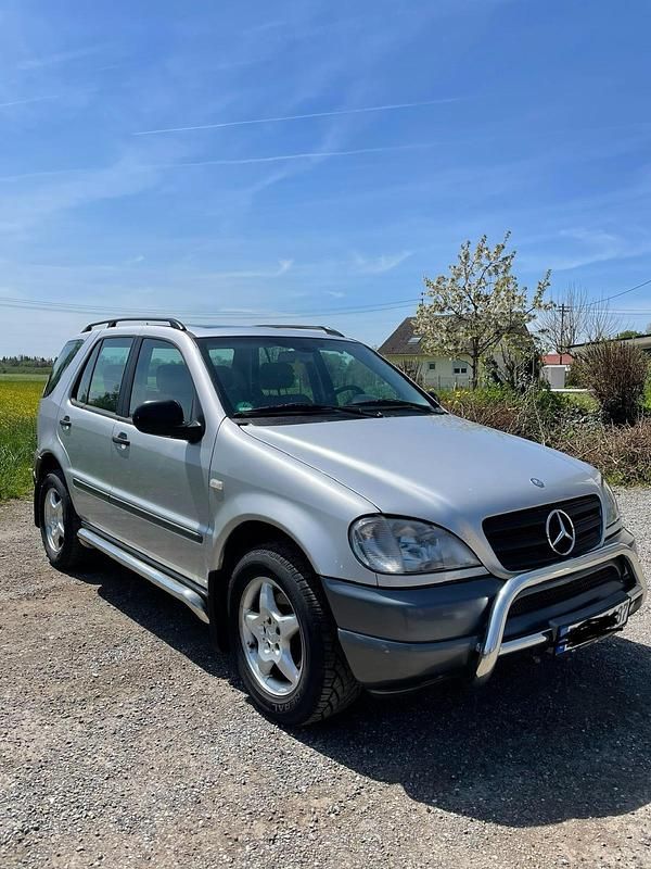 Grau Gebraucht 2001 Mercedes ML270 SUV | 9.900 € - Bild 1/4