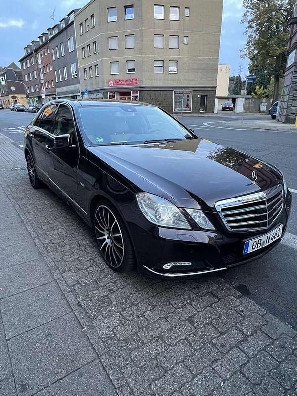 Braun Gebraucht 2009 Mercedes E250 Limousine | 9.000 € (Fairer Preis) - Bild 1/4