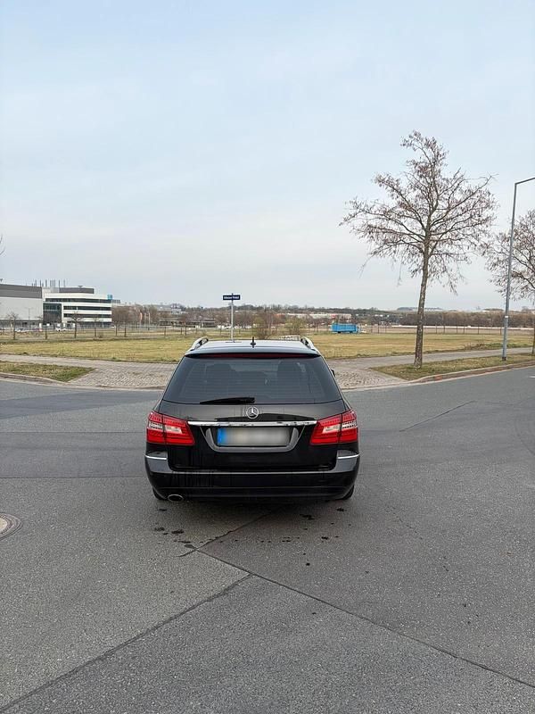 Gebraucht Mercedes E200 Avantgarde 184 PS (135 kW) 2010 Schwarz Kombi
