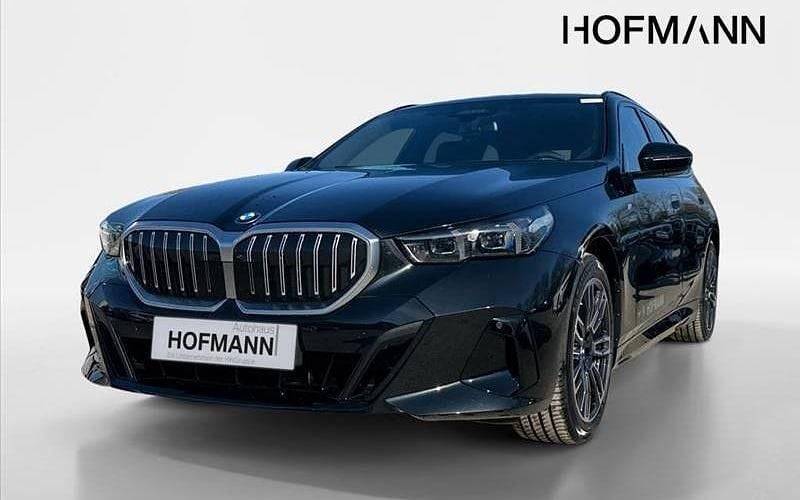 Schwarz Neu 2025 BMW 520 Comfort Edition Kombi | 63.120 € (Fairer Preis) - Bild 1/4