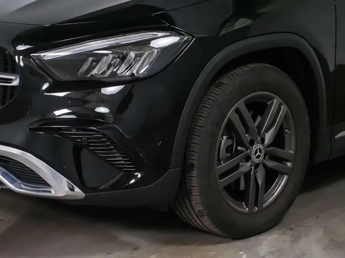 Gebraucht Mercedes GLA220 190 PS (139 kW) 2025 Metalliclack kosmosschwarz SUV