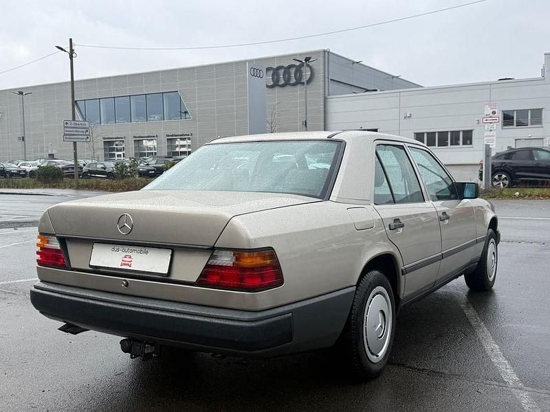 Gebraucht Mercedes E260 160 PS (117 kW) 1988 Silber Limousine