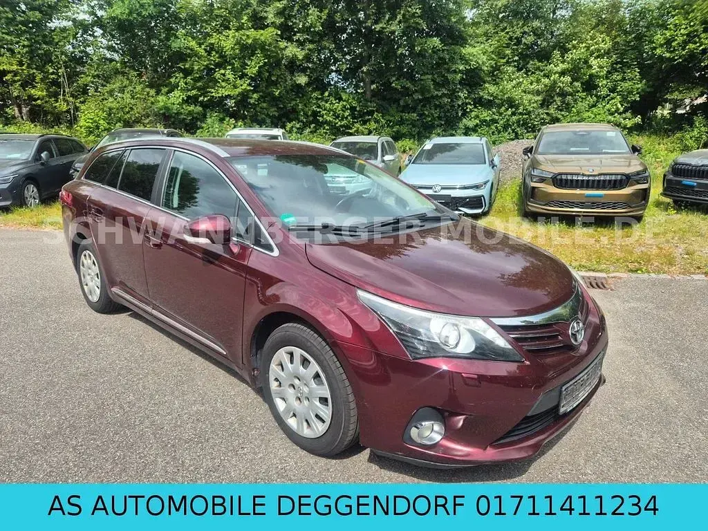 Gebraucht Toyota Avensis Life 124 PS (91 kW) 2013 Rot Kombi