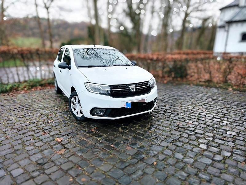 Weiß Gebraucht 2017 Dacia Sandero Ambiance Kleinwagen | 5.390 € (Fairer Preis) - Bild 1/4