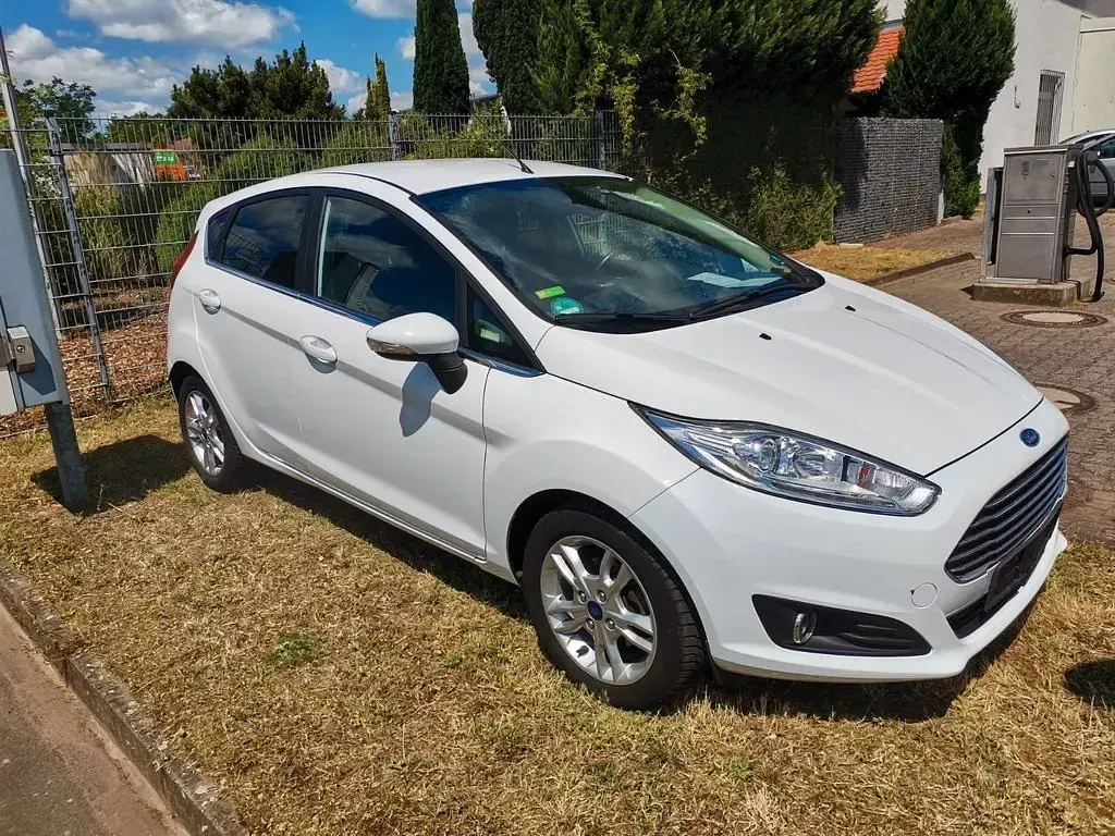 Gebraucht Ford Fiesta Titanium 101 PS (74 kW) 2016 Weiß Kleinwagen