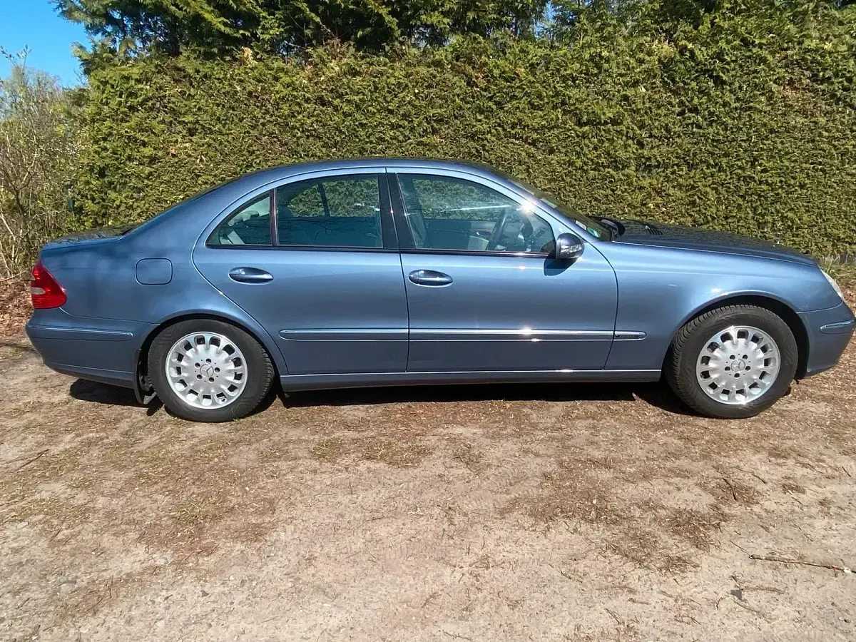 Gebraucht Mercedes E200 163 PS (119 kW) 2003 Blau Limousine