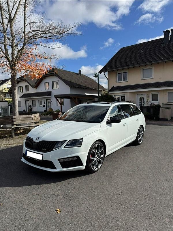 Weiß Gebraucht 2019 Skoda Octavia Ambiente Kombi | 18.400 € (Etwas zu teuer) - Bild 1/4
