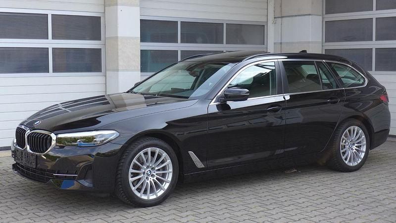 Schwarz Gebraucht 2023 BMW 520 Kombi | 33.890 € (Superpreis) - Bild 1/4