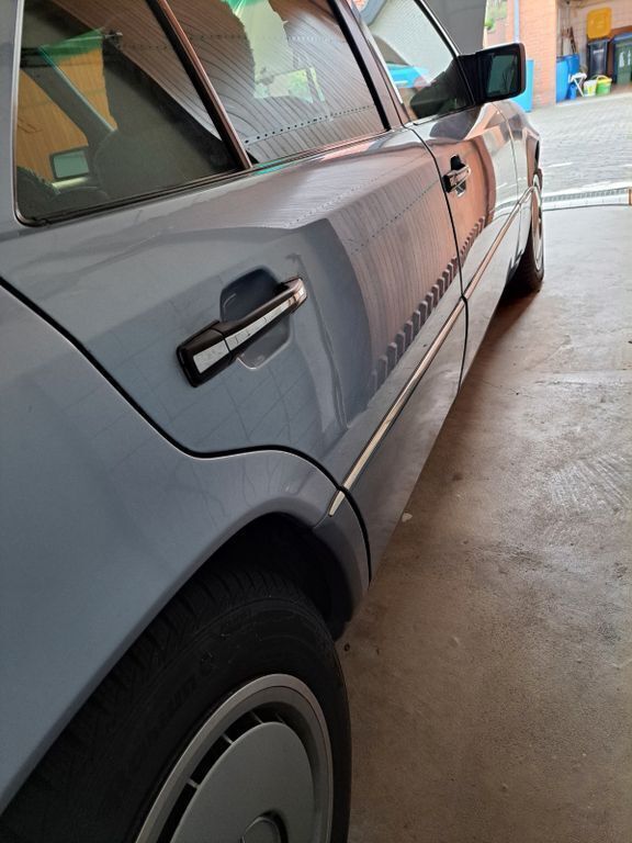 Blau Gebraucht 1991 Mercedes E230 Limousine | 3.950 € - Bild 1/4