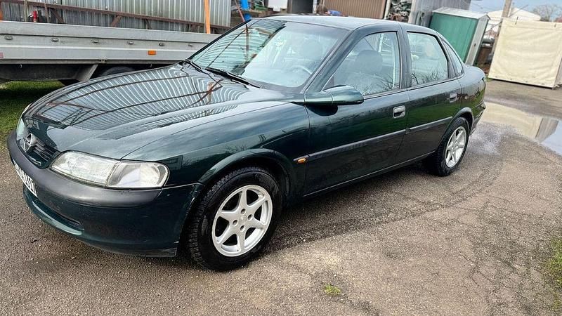 Grün Gebraucht 1999 Opel Vectra Limousine | 999 € (Fairer Preis) - Bild 1/4
