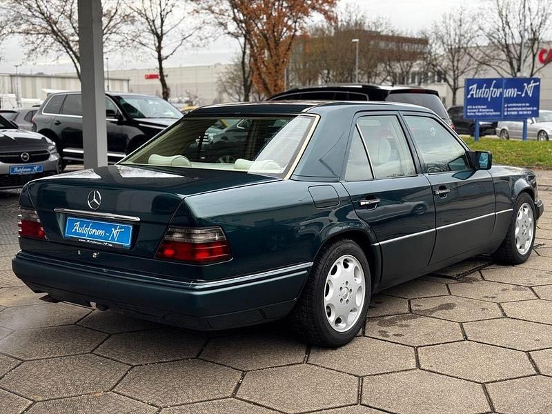 Gebraucht Mercedes E280 193 PS (141 kW) 1995 Grün Limousine
